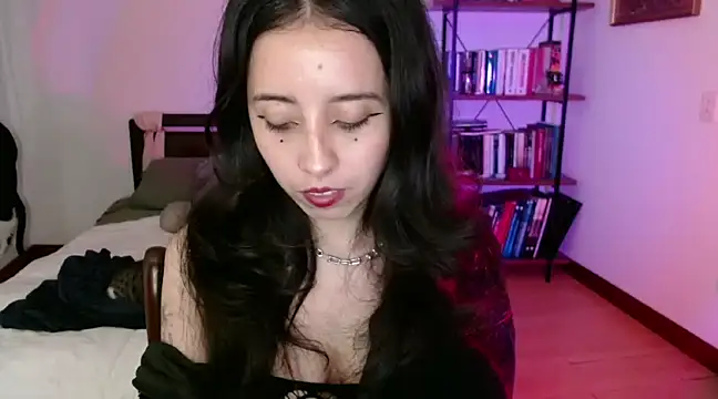 Snapshot of babyluna_8_8 chatting on 01/01/25, 05:43 babyluna 8 8 online show from 01/01/25, 05:43