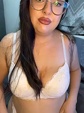 Snapshot of MileyGia chatting on 10/12/25, 02:43 MileyGia online show from 10/12/25, 02:43