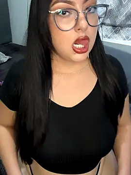 Snapshot of MileyGia chatting on 10/12/25, 10:20 MileyGia online show from 10/12/25, 10:20