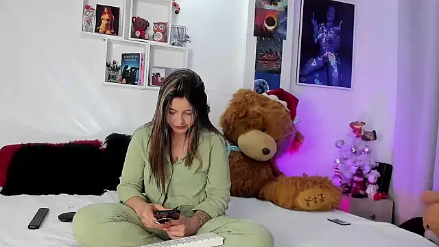 Snapshot of Sarah_Jhonson chatting on 12/20/24, 10:00 Sarah Jhonson online show from 12/20/24, 10:00