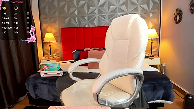 Holly madison  online show from 03/14/25, 01:24