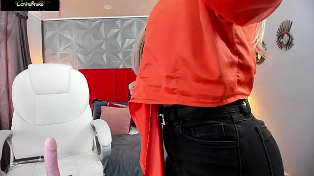 Holly madison  online show from 03/20/25, 01:15