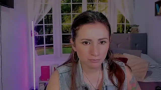 Snapshot of vanessabrown_ chatting on 04/29/26, 04:44 vanessabrown online show from 04/29/26, 04:44