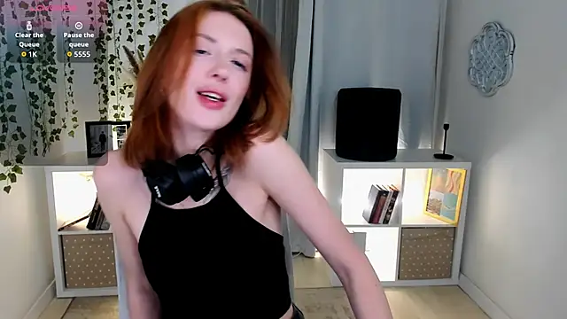 Snapshot of Salme_Sweet chatting on 10/15/25, 09:48 Salme Sweet online show from 10/15/25, 09:48