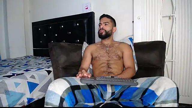 Snapshot of sweatyhairypig23 chatting on 03/13/25, 01:43 sweatyhairypig23 online show from 03/13/25, 01:43