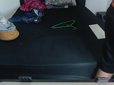 jeancarloscum12 online show from 12/17/25, 08:04