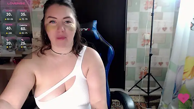 Snapshot of Korolek12 chatting on 11/11/25, 04:56 Korolek12 online show from 11/11/25, 04:56