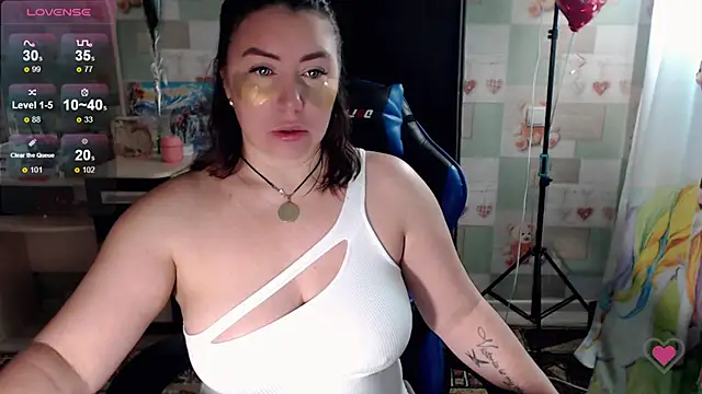 Snapshot of Korolek12 chatting on 11/17/25, 04:40 Korolek12 online show from 11/17/25, 04:40