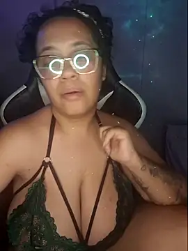 Snapshot of YasminMeyer chatting on 11/08/25, 10:41 YasminMeyer online show from 11/08/25, 10:41