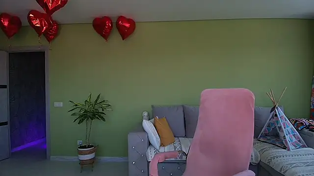 Snapshot of Cuddle_Cat chatting on 06/13/26, 06:00 Cuddle Cat online show from 06/13/26, 06:00