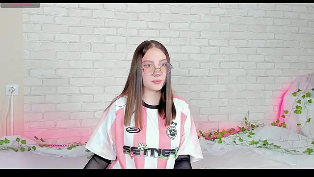 LinaKenny online show from 11/12/25, 05:35