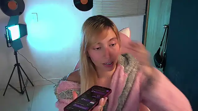 Snapshot of Saucy_Jenn chatting on 04/24/26, 04:26 Saucy Jenn online show from 04/24/26, 04:26
