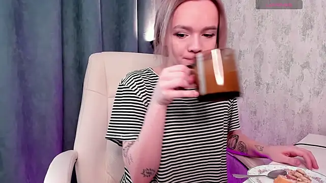 SarahRomantic online show from 01/06/25, 08:35