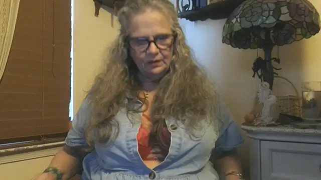 Snapshot of DestineeLoverGirl chatting on 10/24/25, 12:34 DestineeLoverGirl online show from 10/24/25, 12:34