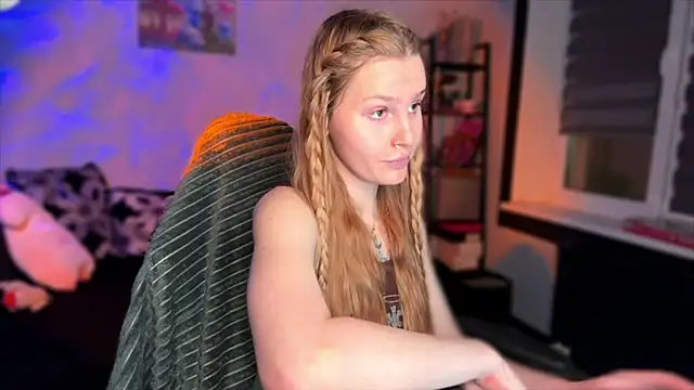 Chanel Gill online show from 12/04/25, 07:22