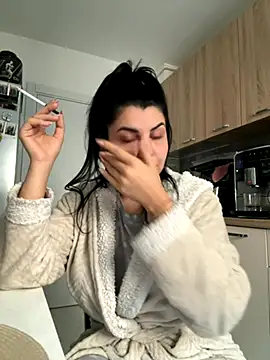 Snapshot of Scarlett-Dream chatting on 10/24/25, 06:21 Scarlett-Dream online show from 10/24/25, 06:21