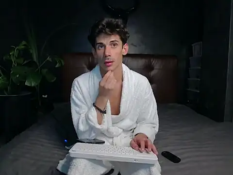 Snapshot of DanielCrush1 chatting on 09/27/25, 01:49 DanielCrush1 online show from 09/27/25, 01:49