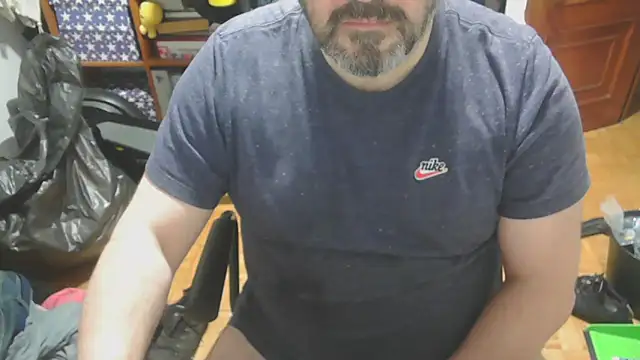Snapshot of mikeyhotbear chatting on 12/15/24, 05:42 mikeyhotbear online show from 12/15/24, 05:42