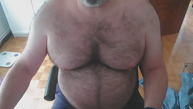 Snapshot of mikeyhotbear chatting on 05/04/26, 04:25 mikeyhotbear online show from 05/04/26, 04:25