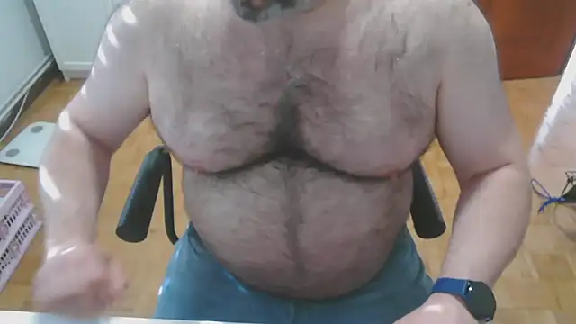 Snapshot of mikeyhotbear chatting on 05/05/26, 05:10 mikeyhotbear online show from 05/05/26, 05:10