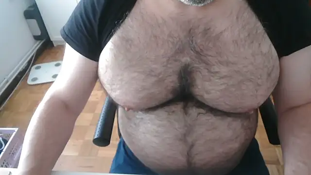 Snapshot of mikeyhotbear chatting on 05/21/26, 08:43 mikeyhotbear online show from 05/21/26, 08:43