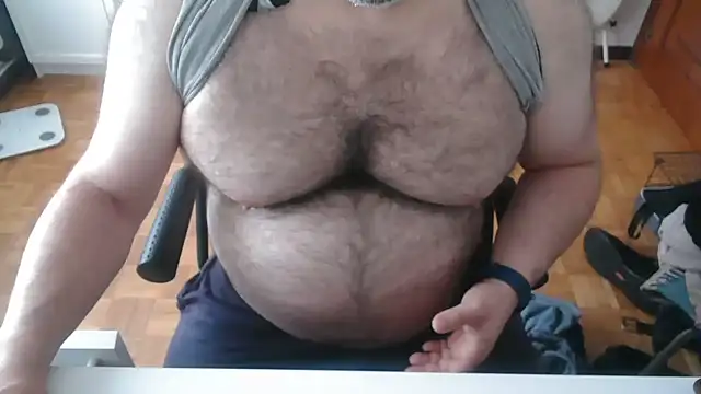 Snapshot of mikeyhotbear chatting on 05/24/26, 06:18 mikeyhotbear online show from 05/24/26, 06:18
