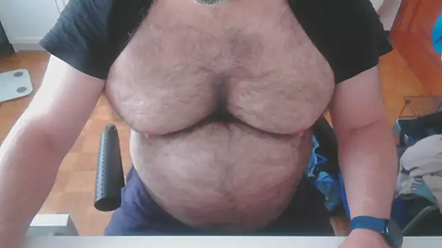 Snapshot of mikeyhotbear chatting on 05/25/26, 05:46 mikeyhotbear online show from 05/25/26, 05:46