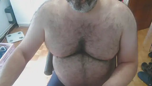 Snapshot of mikeyhotbear chatting on 06/01/26, 03:47 mikeyhotbear online show from 06/01/26, 03:47