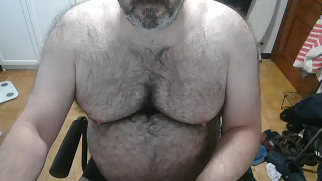 Snapshot of mikeyhotbear chatting on 06/03/26, 05:10 mikeyhotbear online show from 06/03/26, 05:10