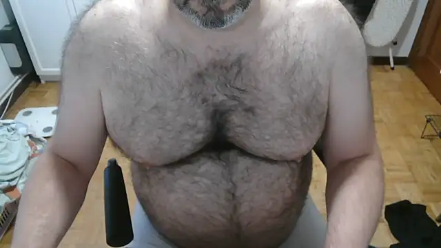 Snapshot of mikeyhotbear chatting on 06/16/26, 05:21 mikeyhotbear online show from 06/16/26, 05:21