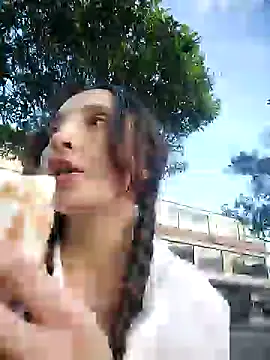 Snapshot of _Laary chatting on 12/10/24, 10:05 Laary online show from 12/10/24, 10:05