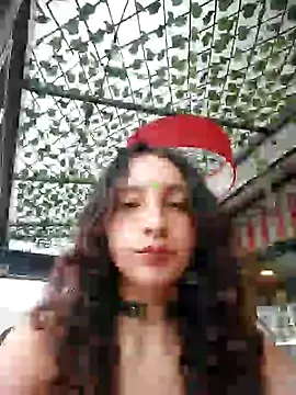 Snapshot of _Laary chatting on 12/19/24, 07:40 Laary online show from 12/19/24, 07:40