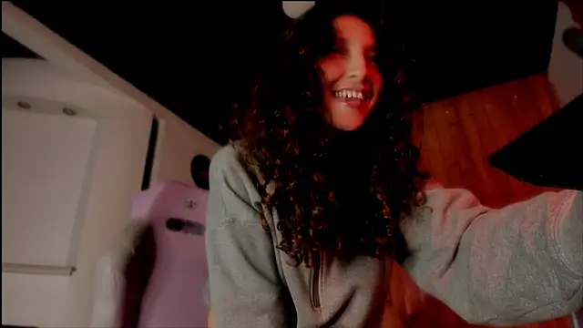 Snapshot of _Laary chatting on 02/12/25, 11:41 Laary online show from 02/12/25, 11:41