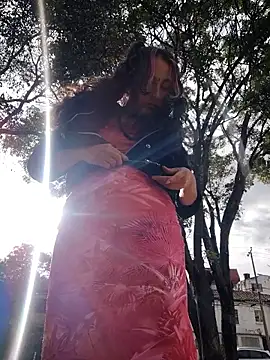 Snapshot of _Laary chatting on 10/19/25, 09:04 Laary online show from 10/19/25, 09:04