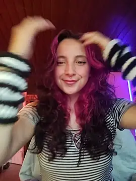 Snapshot of _Laary chatting on 10/28/25, 09:50 Laary online show from 10/28/25, 09:50