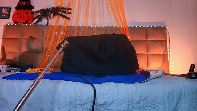 britanyy  online show from 10/15/25, 03:06