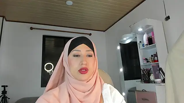 adila anich online show from 10/31/25, 02:45