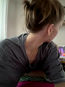 Snapshot of LeyaJohnson chatting on 09/11/25, 02:39 LeyaJohnson online show from 09/11/25, 02:39