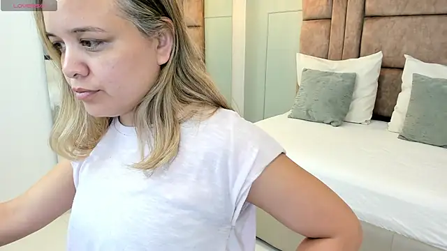 Snapshot of princesaparis chatting on 02/05/25, 11:44 princesaparis online show from 02/05/25, 11:44