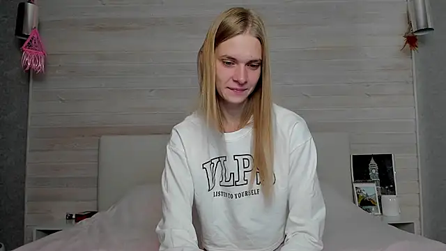 Snapshot of molly_hunt_ chatting on 10/22/25, 04:02 molly hunt  online show from 10/22/25, 04:02