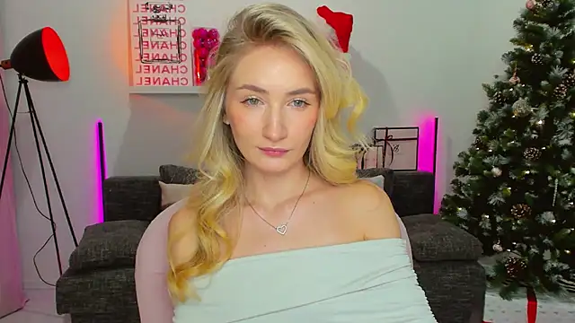 Snapshot of bella__rose chatting on 12/16/24, 01:11 bella rose online show from 12/16/24, 01:11