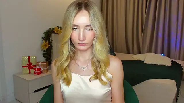 Snapshot of bella__rose chatting on 12/18/24, 01:12 bella rose online show from 12/18/24, 01:12