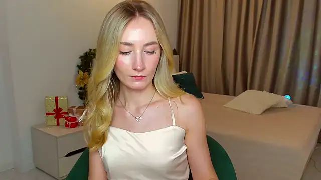 Snapshot of bella__rose chatting on 12/18/24, 07:19 bella rose online show from 12/18/24, 07:19