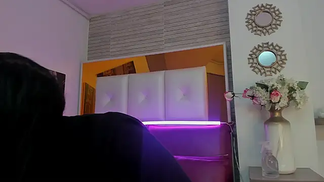 ShaniaBrownn online show from 11/04/25, 07:57