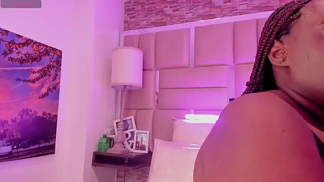 ShaniaBrownn online show from 04/01/26, 07:55