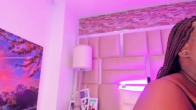 ShaniaBrownn online show from 04/20/26, 07:37