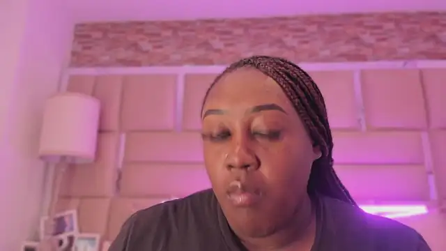 ShaniaBrownn online show from 06/05/26, 07:41