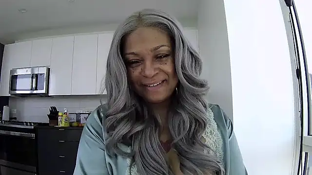 Snapshot of MSweetLindaParks chatting on 05/19/26, 03:40 MSweetLindaParks online show from 05/19/26, 03:40
