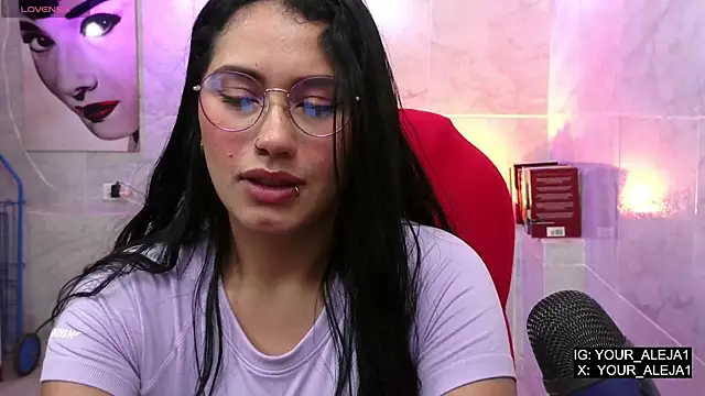 LauraRuiz1 online show from 05/15/26, 11:34