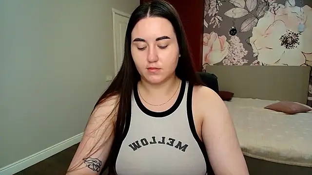 Snapshot of Roxie_Bradley chatting on 06/16/26, 05:43 Roxie Bradley online show from 06/16/26, 05:43